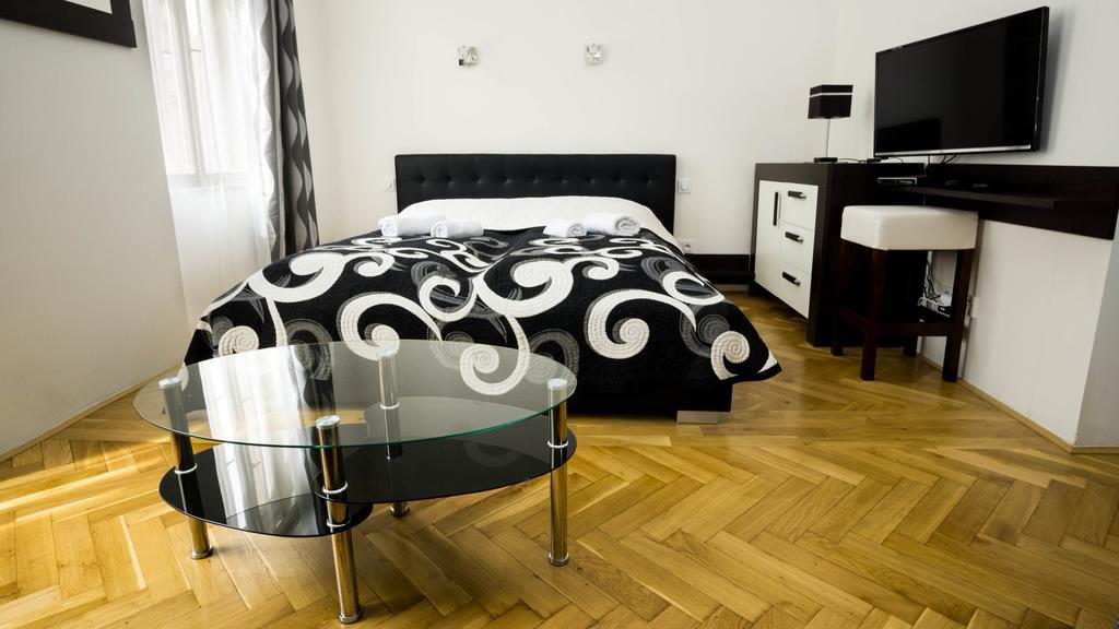 Black & White Apartment Prague By Wenceslas Square And Muzeum Exterior photo